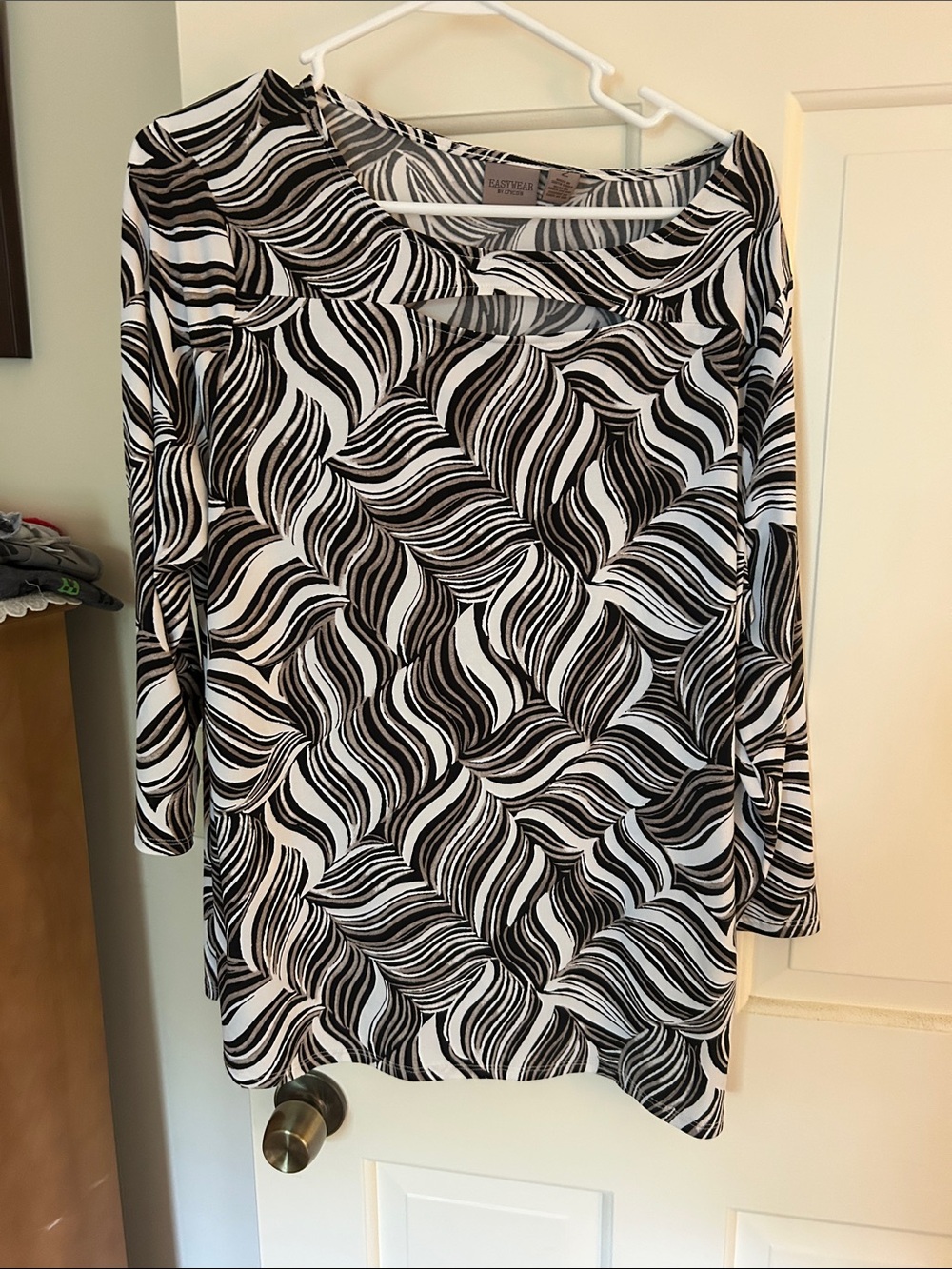 Eastland Black and White Wave-Pattern Long Sleeve Top